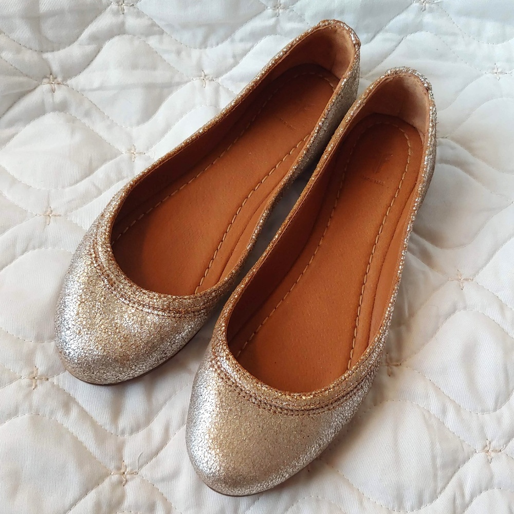 Frye Carson Distressed Silver Leather Flat 7